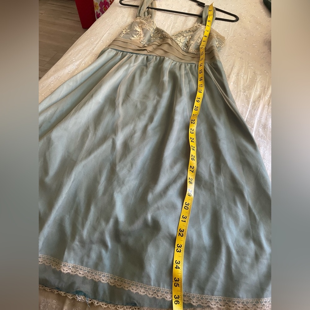 Left of Center Vintage Anthropologie
Worn Three Times
Teal/Gold Dress.
Size 4. - Picture 11 of 11